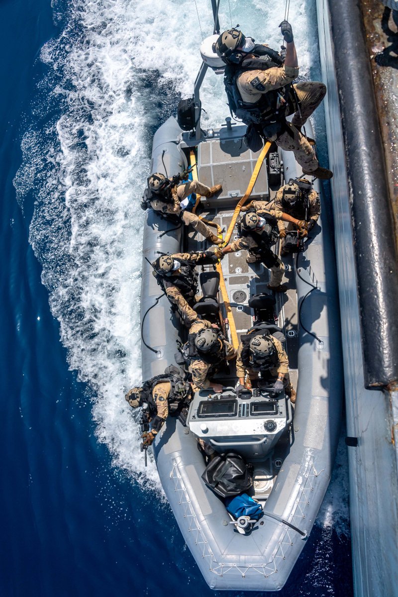 CanadianForces's tweet image. Action on the high seas! 🚢  🌊 

@HMCSNCSMCalgary is participating in Operation ARTEMIS as part of Combined Task Force 150. These operations show Canada’s ongoing commitment to global peace. #OpPROJECTION #OpARTEMIS 
👉   bit.ly/3u7LXeP