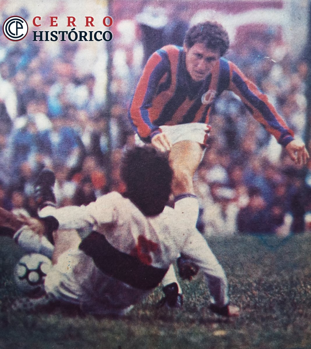 Félix Brítez Román atropella el área olimpista dejando en el suelo al franjeado Isidoro Aquino en un Superclásico jugado en 1988 en el Defensores del Chaco.<a href="/FelixBritezR/">Felix Britez Román</a>; anotaría esa tarde un gol para el Ciclón. 
Foto y datos cortesía del archivo personal de Félix Britez Román📚