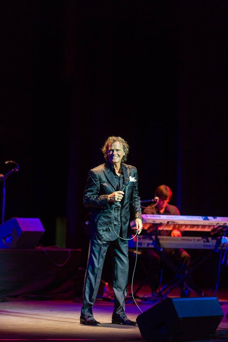 PowayOnStage's tweet photo. @TheBJThomas @PowayOnstage loves you, BJ.  Be strong https://t.co/YeFfkkTVix