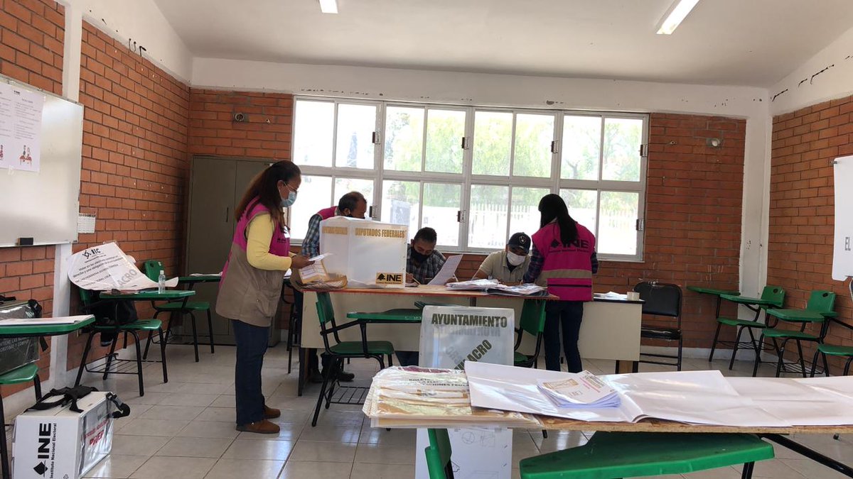 04CDINECoahuila's tweet image. #TrabajandoEnEquipo Con las medidas sanitarias implementadas, las y los CAE del @INECoahuila siguen capacitando a los FMDC con simulacros y prácticas para la Jornada Electoral. #Elecciones2021MX #6DeJunio