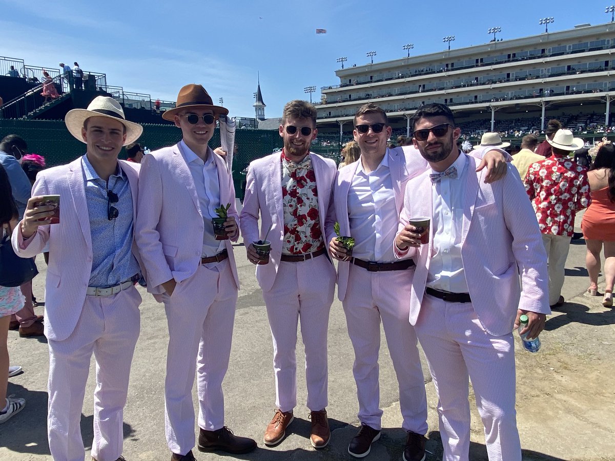 Shaquille_Lord's tweet photo. 😢😢 They’re graduating in two weeks and wanted to take a Boys trip to #KentuckyDerby147. There’s actually 12 of them, but we could only find 5 at the time @WLKY https://t.co/yhcH40zPpX