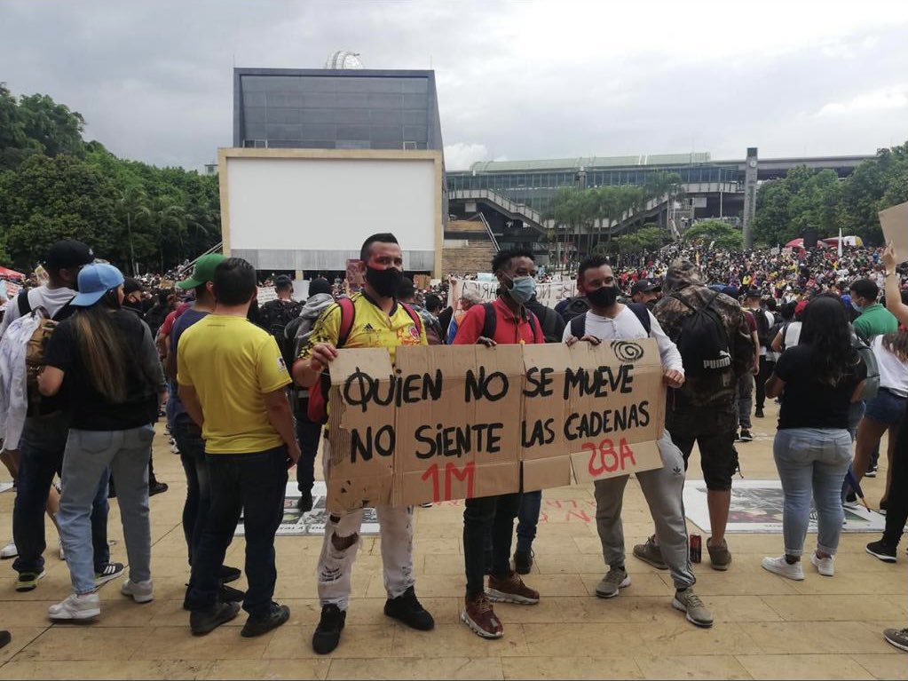 #protesta Mientras el autismo del gobierno nacional continúe, el pueblo enceguecido continuará protestando. Unidos con energía y civismo continuaremos recorriendo las calles de nuestra ciudad. #1roDeMayo