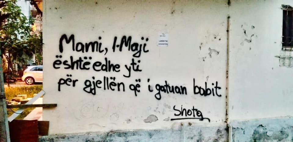 revistashota's tweet image. Muret e Tiranës sot shërbyen si thirrje proteste për të gjitha gratë punëtore dhe të papuna, mbi shfrytëzimin dhe punën e papaguar të të cilave, mbahet një shtet e shoqëri e tërë.