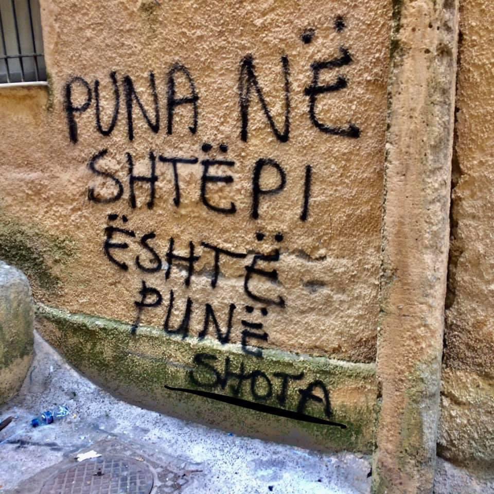revistashota's tweet image. Muret e Tiranës sot shërbyen si thirrje proteste për të gjitha gratë punëtore dhe të papuna, mbi shfrytëzimin dhe punën e papaguar të të cilave, mbahet një shtet e shoqëri e tërë.