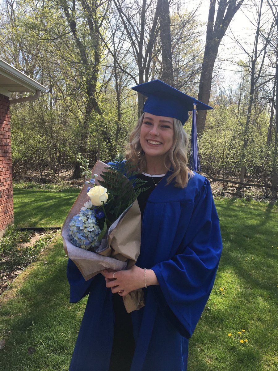 DhoffmanDoug's tweet image. Claire, congrats on the college graduation! Very proud of you! You look awesome in blue!!@ClaireHoffman17