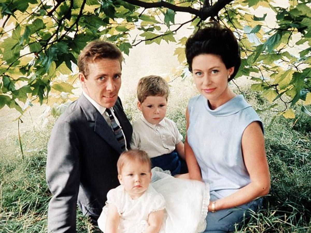 Some stunning family portraits from the 1960s!Learn more:  https://royalwatcherblog.com/2017/05/01/the-lady-sarah-chatto/