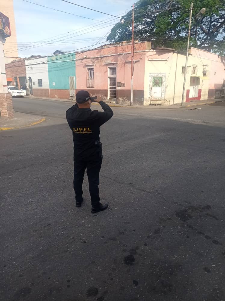 Polilaraoficial's tweet photo. Efectivos de #SIPEL realizan inspección técnica en la calle 40 con carreras 24 y 25, con relación al expediente MP-88781-2019, posteriormerte remitir las actuaciones a la Fiscalía Municipal Tercera de la Circunscripción Judicial del estado Lara. https://t.co/BYuqADlLXj