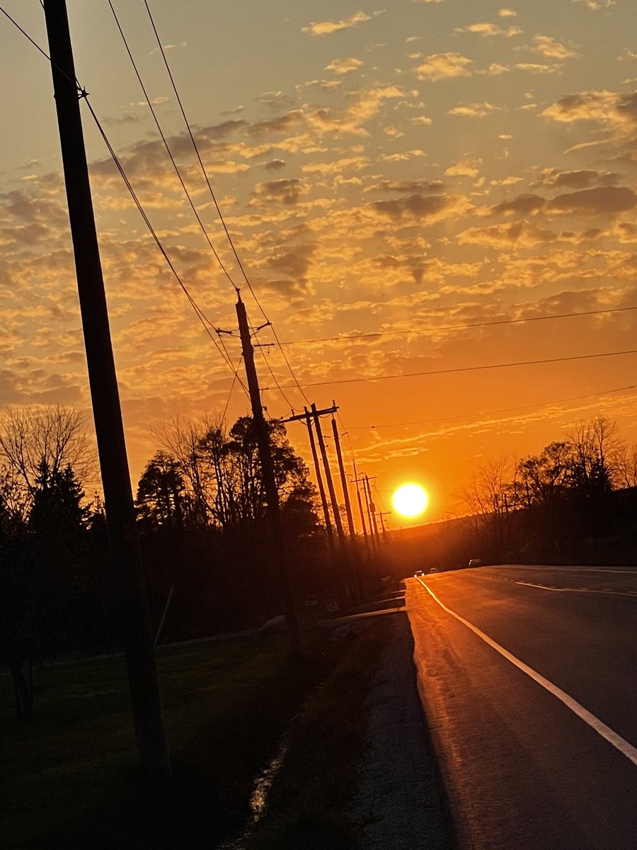AlmaMedic15's tweet photo. When I see a sunset or sunrise I always think it’s my grandpa saying hi or good morning I miss him very much that how get by the pain day by day 🕊❤️ https://t.co/jDhPbpgNBi