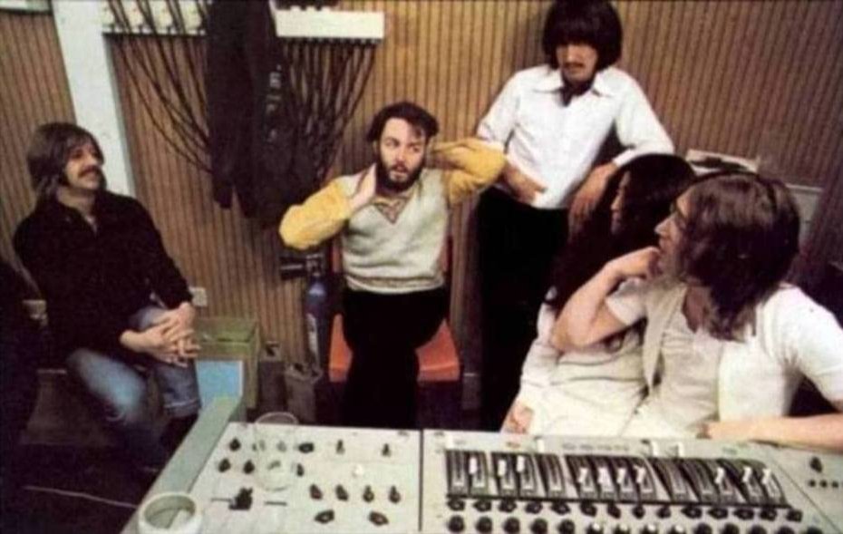 TheBeatlesGet's tweet photo. The Beatles: Get Back endeavours to recut Lindsay-Hogg's film to show the friendly camaraderie that still existed between the Beatles, as well as to challenge longtime assertions that the project was entirely marked by ill-feeling. #TheBeatlesGetBack #TheBeatlesGetBackMovie https://t.co/l2PGYETnde