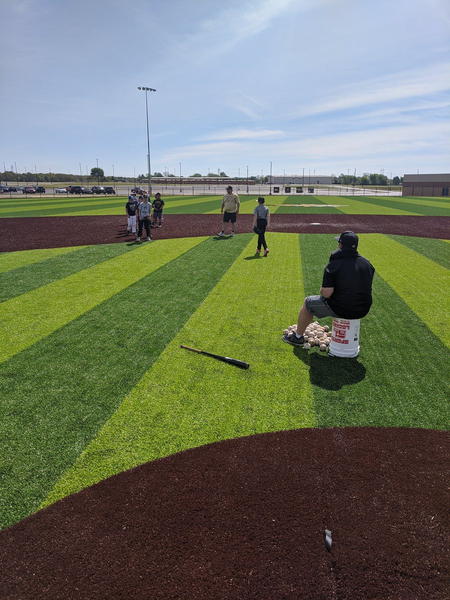 NHSbaseballMO's tweet photo. Coach Bo and Tee Helsel ran an awesome camp today! https://t.co/SYahTRgvlZ