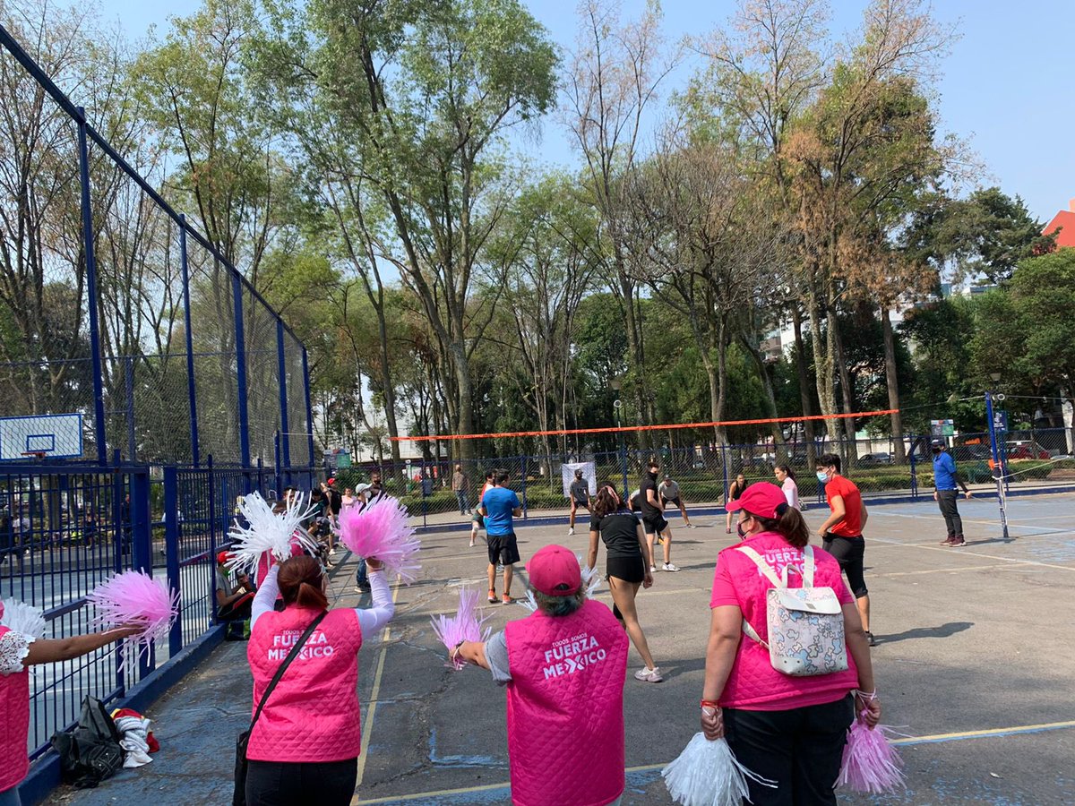 Gracias al maestro del voleibol , Alberto González por apoyarme en la organización del torneo jóvenes por México,es un honor recibir a los medallistas olímpicos, Carlos Mercenario y Martin Bermudez, vamos a impulsar jóvenes,Andresy Samantha#vamosJuntos#VamosconFuerza