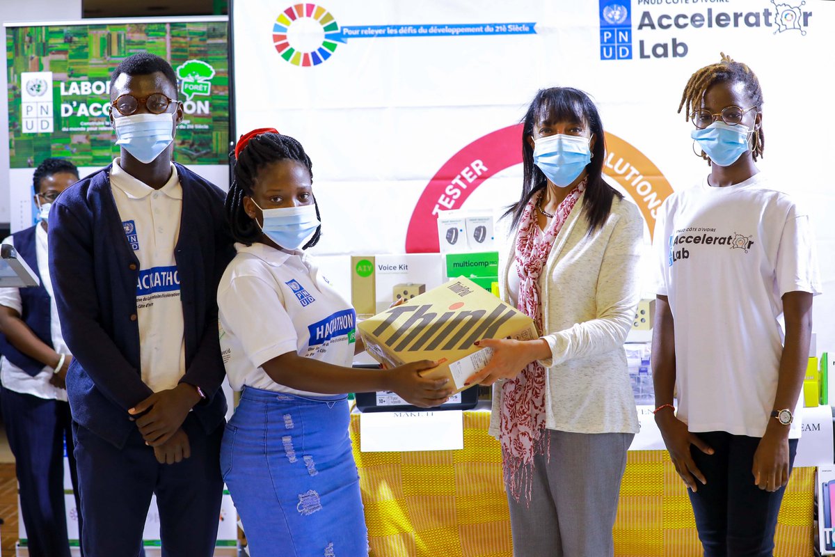 pnudcotedivoire's tweet photo. Pour relever le défi du reverdissement en #Civ, le PNUD appuie la mise en œuvre de solutions innovantes à travers 1 don d’équipements technologiques dont 1 FabLab à l'INP-HP pour faire éclore le génie créatif "Made in #CIV225" visant 100.000 jeunes ivoirien-nes @carolflore_undp https://t.co/4pV8wzOOZL