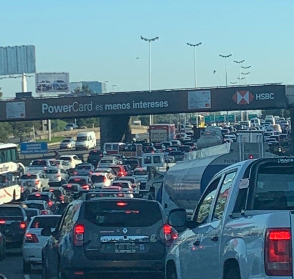 andahazi's tweet photo. “Esto se arregla con gestión”, le dijeron a Kicillof y ahí lo tenés: congestión. https://t.co/ASmf58s6ke