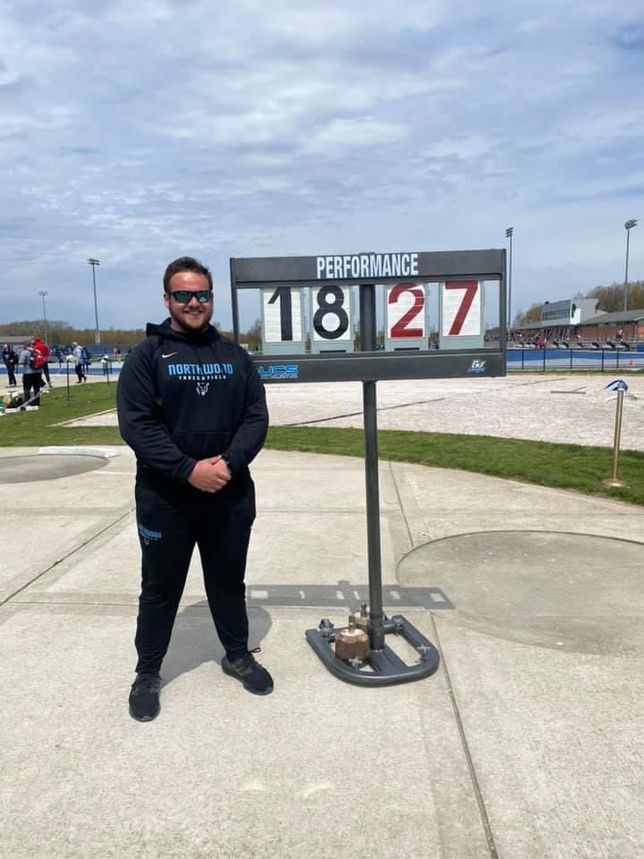 🚨SCHOOL RECORD🚨 for Zac Stickler! This man just launched a 18.27m throw in the shot put to get the dub! That puts him #5 in the country!