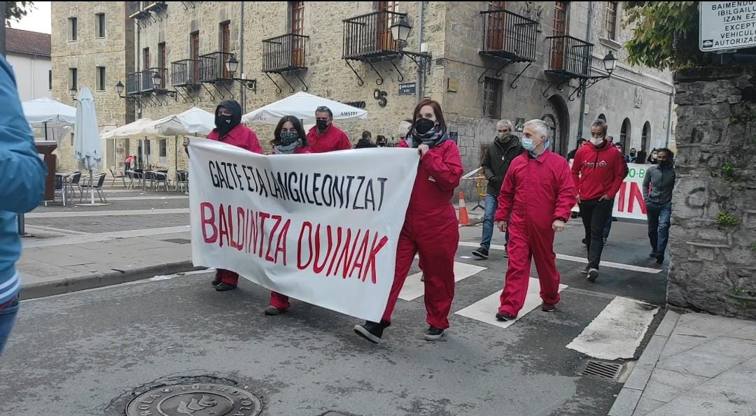 Bergarako kaleak jendez eta aldarrikapenez betez rakutsi dogu BATERA asko garela, indarra daukagula danontzat lan, pentsio eta bizitza duina lortzeko <a href="/martxanterak/">Martxanterak talde feminista</a> <a href="/xaxauBergara/">Xaxau jai herrikoien konpartsa</a> <a href="/gurearterasare/">Gure artera Sare</a> <a href="/ernai_bergara/">Ernai Bergara</a> <a href="/BergaraIkama/">Ikama Bergara</a> @EH_NeskaGazteak <a href="/ESKsindikatua/">ESK Sindikatua</a> <a href="/LABdebaldea/">LAB Debaldea</a> @ELA_Deba