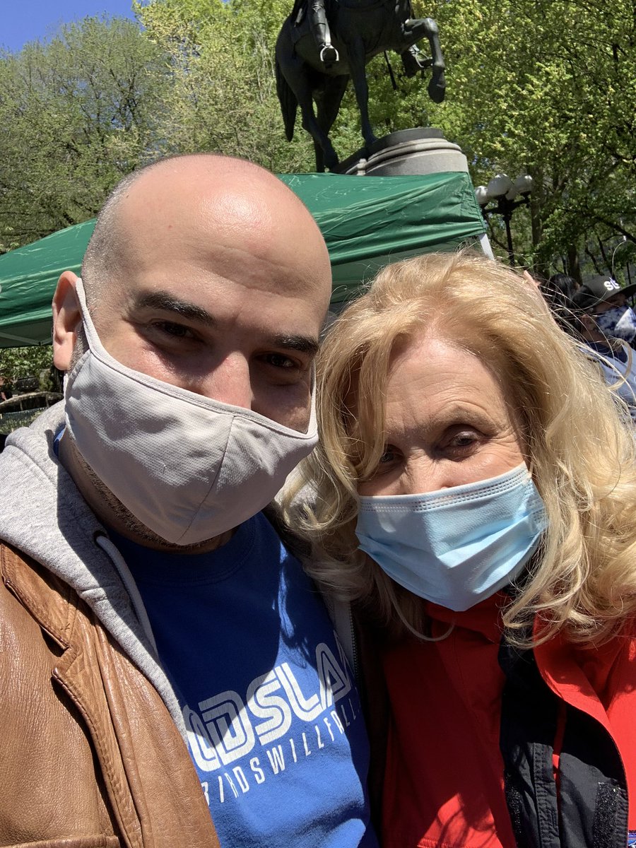Bumped from the speakers list by all last minute additions this afternoon but nevertheless thrilled to catch up with <a href="/RepMaloney/">Carolyn B. Maloney</a> and discuss her future plans for home cultivation. #CongresswomanKush #MayDayIsJayDay #MRTA