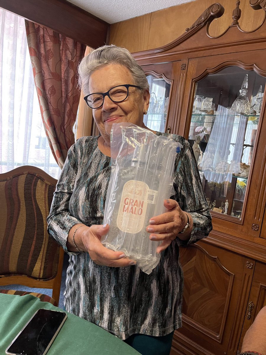 Mira <a href="/LuisitoComunica/">Luisillo El Pillo</a> a mi abuelita le encanto el “Gran Malo” ... es su tercera botella 🤣