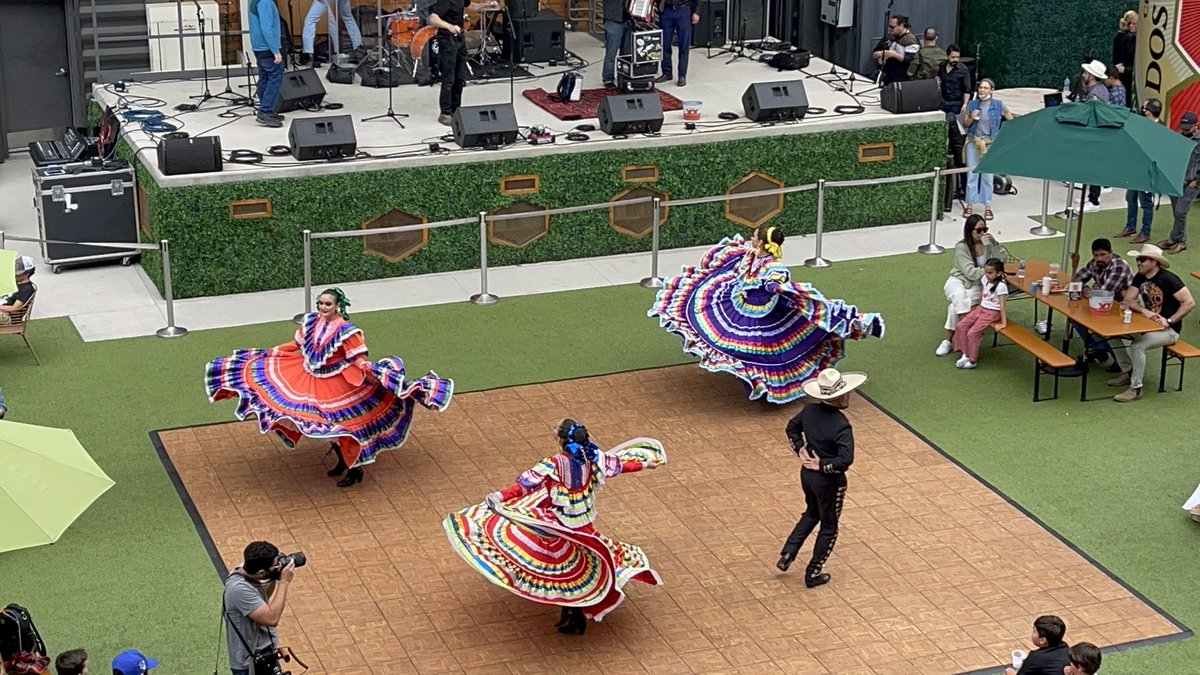 Shara_Wilson99's tweet photo. Our very own @maestrapatino you are awesome! Love watching you! #CincoDeMayo Sigler’s fabulous 5th grade teacher is the one in red! https://t.co/cNvd7Mkr3G
