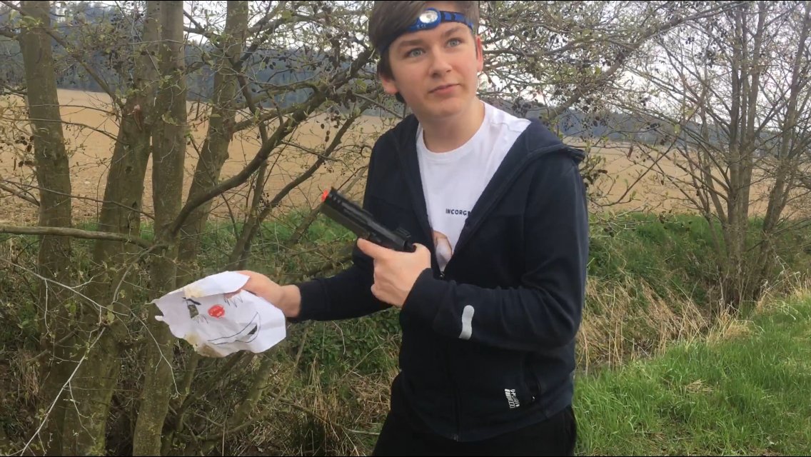 Fluffisdead1's tweet photo. Nový díl Jana Rosomáka právě udělal premiéru na TV noha hodnotím 11/10 https://t.co/t48hFcmdWR