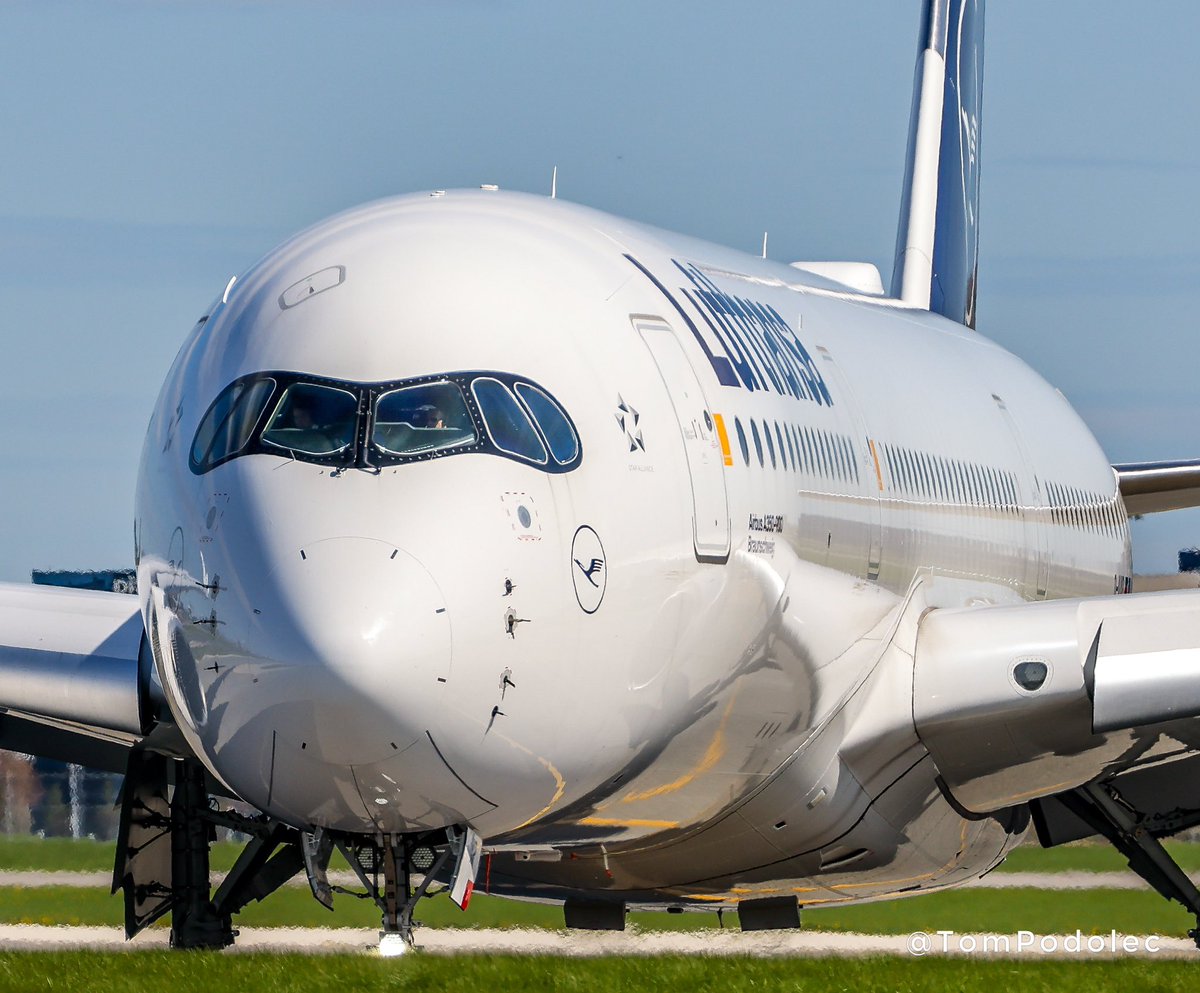 TomPodolec's tweet photo. PHOTO Lufthansa has switched their Frankfurt to Toronto route to an Airbus A350-900. They were formerly using an Airbus A330-330. 
#LH470 D-AIXP https://t.co/oHrQxtUwHM