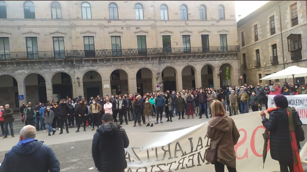 Atzaldian #Maiatzak1 eko manifestaziño ostian malkuak urten jat pankartia eusten neuanian
Nik #SOSostalaritza #SOSmerkataritza zioena neukan, baina onduan euskal gazteria, feministak, langileak, pentsionistak... BATERA ikustiak ta aurrian herri oso baten apoyua oso 🔝 izan da😍🥰
