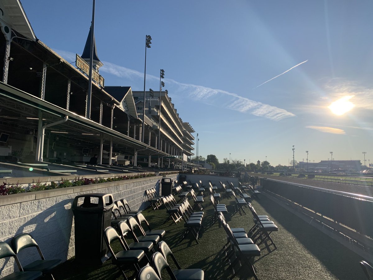 UKCathyHurst's tweet photo. It’s been two years, but what a great weekend to be back helping our friends ⁦@ChurchillDowns⁩ 🎟 #Derby2021 #TeamKentucky 🌹 https://t.co/LzUUhfO0zY