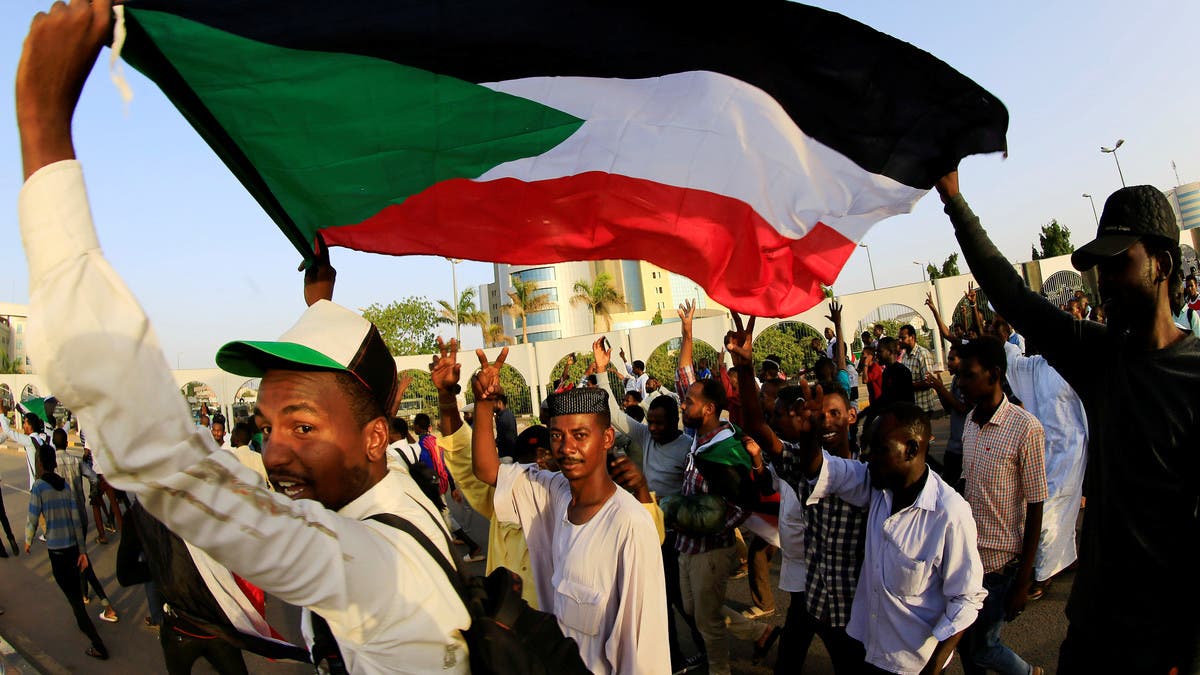 اقول ليك نحن تاني بدون ذكر قبلية 
غير سوداني ما عارف لي تاني هوية 
اعرف نحن  في الحن والشراسة سويا
وين  ما امشي سوداني وضراعي قوية

#العاليابي