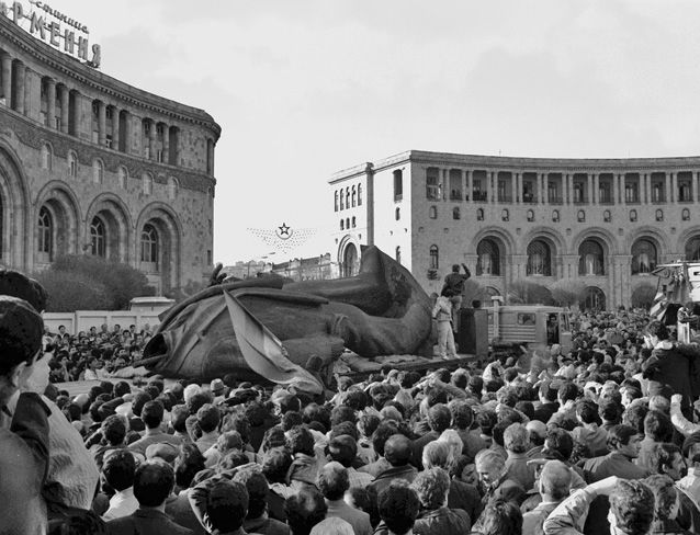 4/11 At the end of the 20th century, with the dissolution of the Soviet bloc, a country called Armenia appeared, heir to Soviet culture and customs, with new geopolitical friends and "enemies" (but here I am not going to talk about Armenia, I'm only talking about the Armenians).