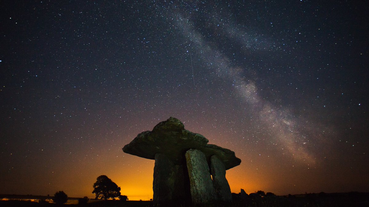 IrishStoryTime's tweet photo. It's said the druids inaugurated the procession of the heavens by sacrificing a sacred bull at Samain. The driving of cows over bonfires at #Beltane (year's half point) may correspond to the sun's movement about the Milky Way. The Irish for #MilkyWay means 'path of the white cow' https://t.co/ffnqQabouu