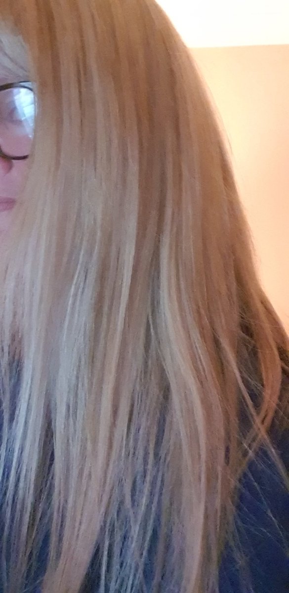 WendyD000's tweet photo. First time since 17th December, can you guess where I've been today? 🤣✂️ #helloblonde #byebyeroots https://t.co/DnppI9yc0n