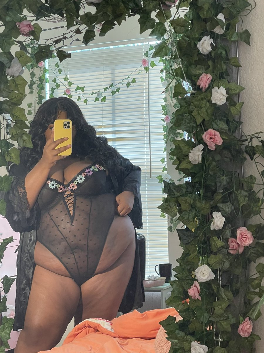 venusianhunty's tweet photo. Internalized fatphobia is b*ating my ass today so heres a friendly reminder to myself that i am indeed very sexy. https://t.co/eKExXbKSFc