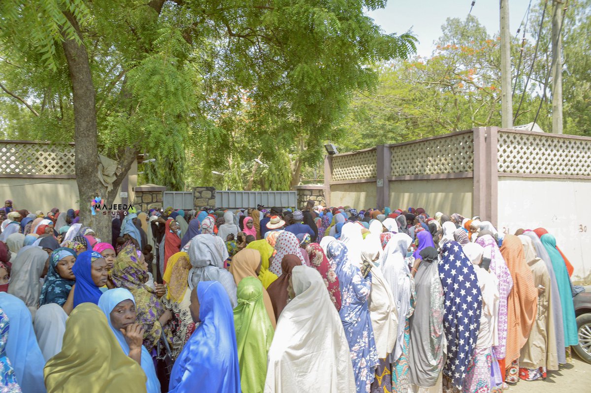 Majeeda_studio's tweet photo. Rabon Kayan Abinci daga Sarkin kano Muhammad Sanusi II foundation https://t.co/8ttc390gA4