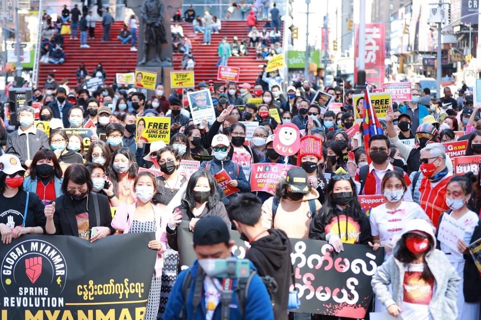 hannayuri_twt's tweet photo. Global Myanmar Spring Revolution in #NewYork demonstrated in front of the Time Square, against the military dictatorship in Myanmar.

GLOBAL SPRING REVOLUTION

#May2Coup
#WhatsHappeningInMyanmar
#SpringRevolution https://t.co/W9e8ZPsBj6