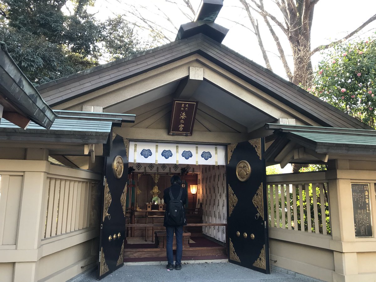 東郷神社(渋谷区)
社格は府社
祭神は東郷平八郎命
日清、日露戦争での日本の勝利に大きく貢献した明治時代の海軍大将・東郷平八郎が亡くなると、全国から東郷を顕彰する神社創建の要請と献金が相次いだ
海軍大臣・大角岑生が財団法人東郷元帥記念会を設立、昭和15年に神社が創建された 