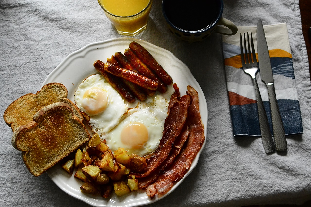 Hearty Day 今朝はカナディアンブレックファストが食べたい って言われたので かなりど定番的なカナダの朝食を作りました ソーセージはどこのスーパーにも売ってるメープル風味 食後 一言旦那さん お 重い ですよねー 朝食 朝