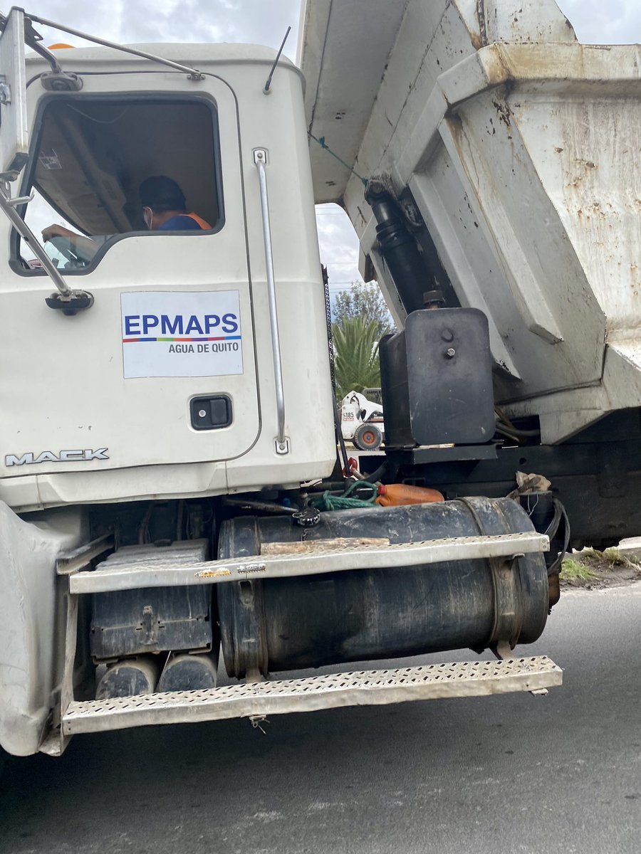 luisevivanco's tweet photo. Ya qué más da, si la vergüenza la perdieron hace tiempo. Ahora los quiteños hasta ponemos nuestras volquetas para remolcar los buses de Geinco. Si quieren yo les remolco el Ferrari, hasta el Machángara. https://t.co/1rm9fHAEnS