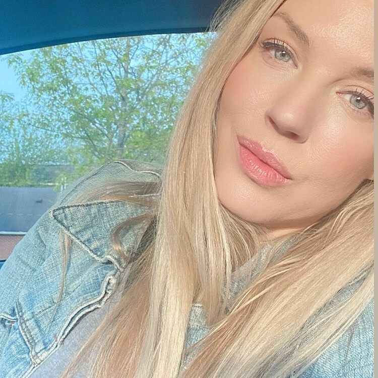 Golden hour is your friend.  Remember that kids! 

Happy May &amp; have a great weekend! 🦋☀️😊🌷
.
.
.
.
.
.
.
#goldenhourselfie #goldenhour #saturdayvibes #happymay #happyweekend #carselfie #producer #indieproducer #findyourlight
#blueeyes instagr.am/p/COWRPFUhyXU/