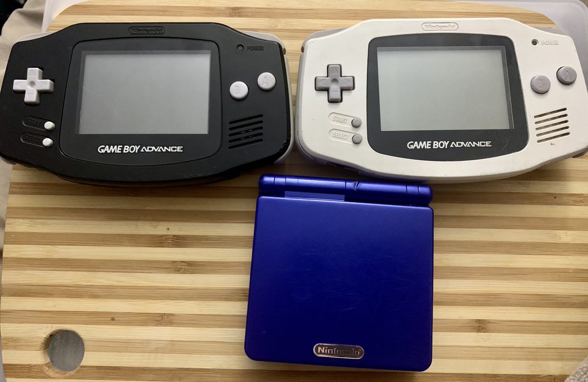 LialenDea's tweet image. I love making beat up gameboys look brand fucking new. The gbas have new glass screens (thus the protective plastic). 

Attaching videos of the gba mods 💚
(1/3)
#GameBoyAdvance #gameboymod #gameboymodding #retromod