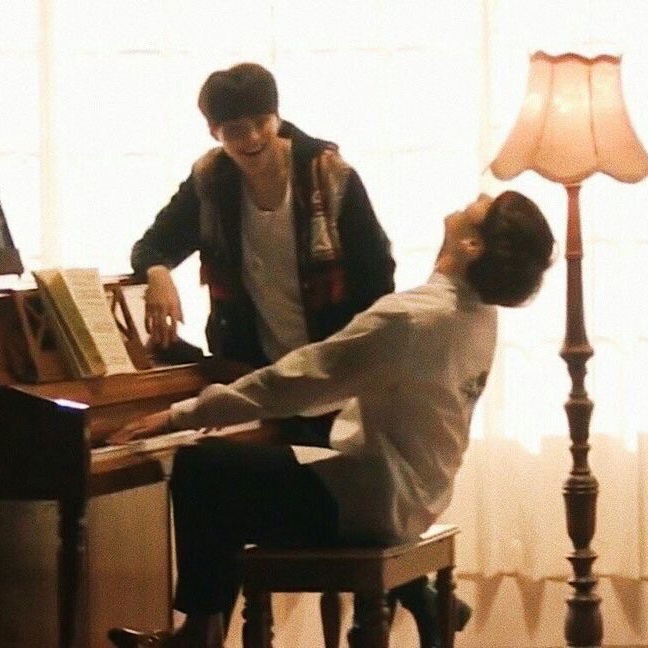 2 - "If I weren't there, would Yoongi-hyung still be playing the piano here?"3 - yoongi: “I told myself i would never play the piano again”