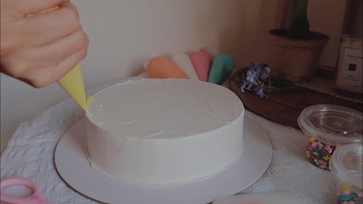 auoieong's tweet photo. what pandemic made me do. hahaha..
decorated a cake for my sister’s birthday, made a diy birthday card too..
bonus: made a diy flower vase for my tiny room 🌻
 
watch the video here. ⬇️⬇️⬇️
https://t.co/HhJtGtkhrR

#diy #diyph #diyprojects #diycake #vscoph #aesthetic https://t.co/kPMLvhotXY