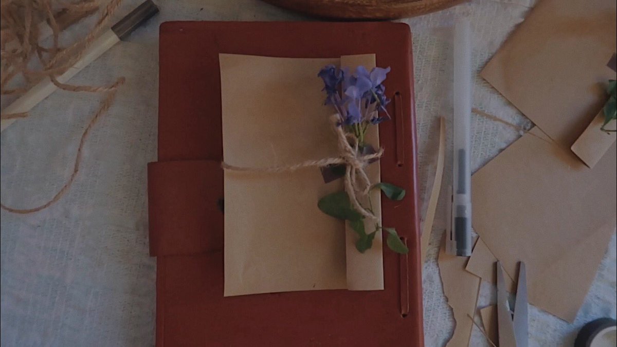auoieong's tweet photo. what pandemic made me do. hahaha..
decorated a cake for my sister’s birthday, made a diy birthday card too..
bonus: made a diy flower vase for my tiny room 🌻
 
watch the video here. ⬇️⬇️⬇️
https://t.co/HhJtGtkhrR

#diy #diyph #diyprojects #diycake #vscoph #aesthetic https://t.co/kPMLvhotXY