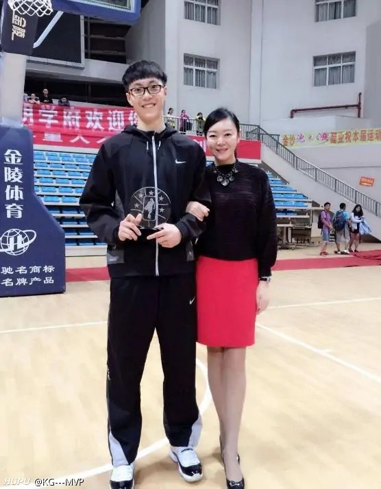 dakan's tweet photo. 万万妹想到，看了两场 #CBA 总决赛，居然被胡明轩和胡妈妈圈粉了！这个爱屋及乌，可以有……！XD https://t.co/qeyQxNeDnj
