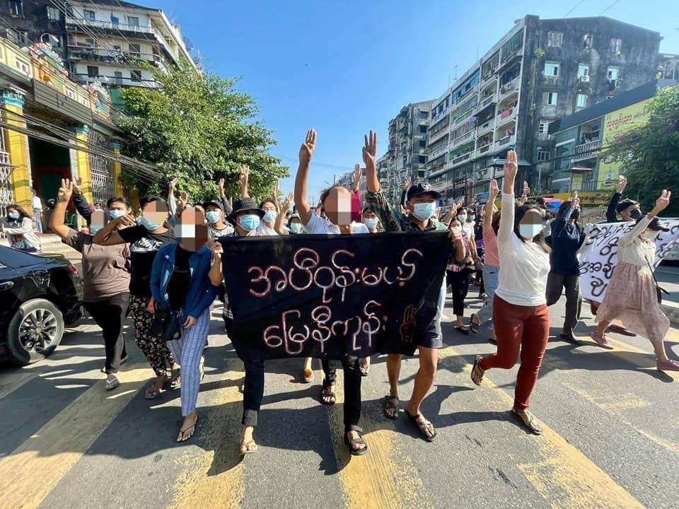 chitsuhtway_su's tweet photo. 2nd May. People from Myay Nyi Gone, Yangon start today’s morning with anti coup protest. No way the military can govern the country. Myanmar people will win democracy. #WhatsHappeningInMyanmar #SaveMyanmar photos- Khint Tint Media https://t.co/3RpYhqf0Wy