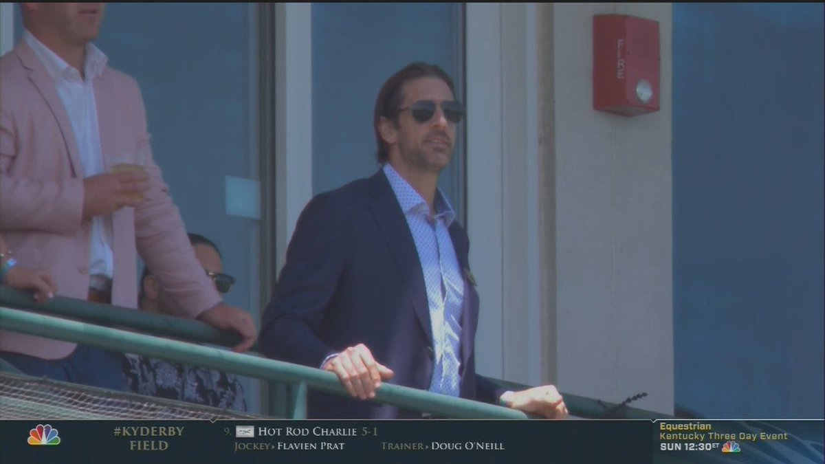 RT @thejslate: Why does Aaron Rodgers look like he’s about to steal the Declaration of Independence? https://t.co/MEWnVFW1nl