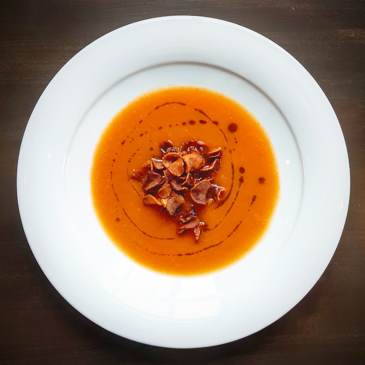 Feels like a soup day! Thai spiced aromatic carrot-ginger soup, chive oil and crispy carrot chips. Pick up to enjoy at home, have Mitchie's deliver or wrap yourself in one of our cozy blankets and tuck into a bowl on our heated patio! 
#soupday #warmsthesoul #goodforyou #kamloops