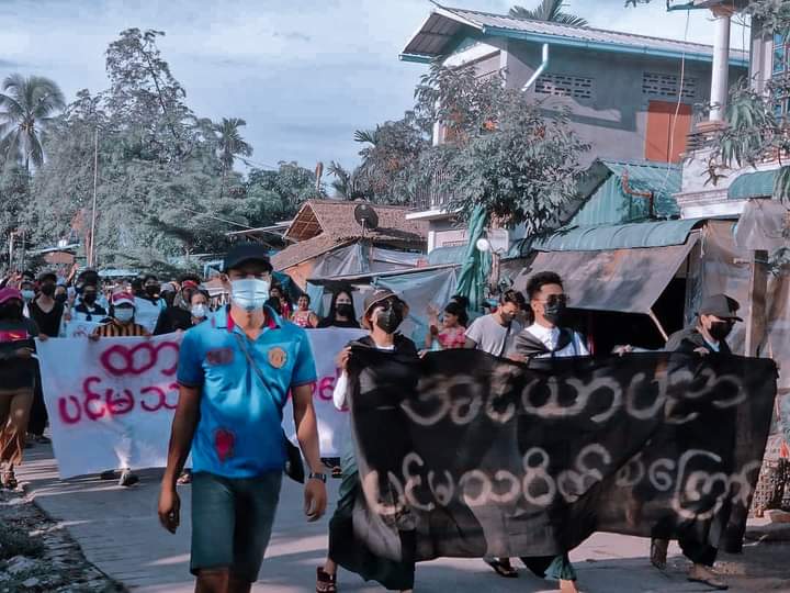 b3rry_y's tweet photo. Dawei marching strike with huge crowd including civilians , educational family , engineers family and student unions!!
GLOBAL SPRING REVOLUTION
#WhatsHappeningInMyanmar
#May2Coup https://t.co/BnXMGnHJqr