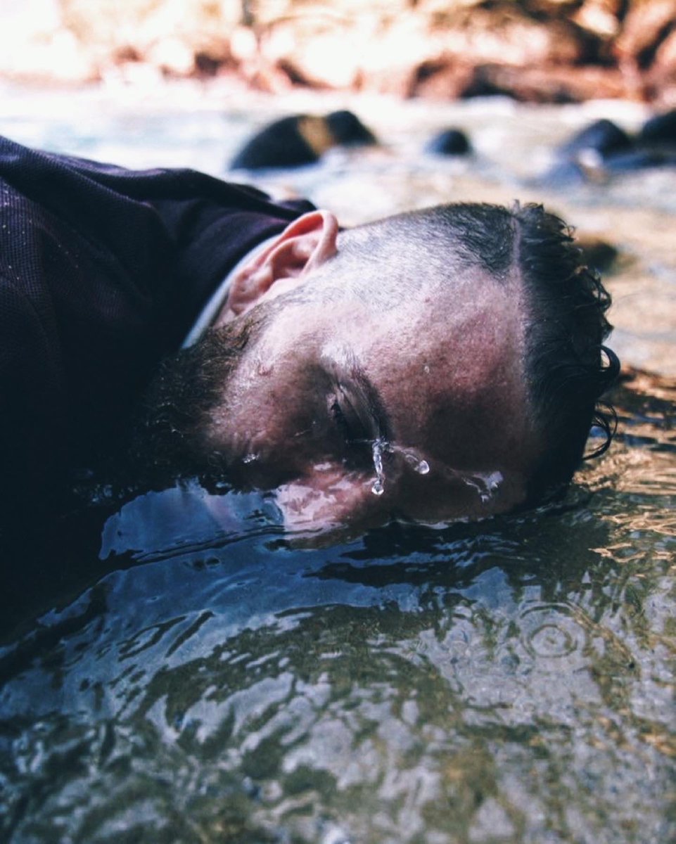 Serás como roca, aunque las turbulentas aguas te cubran y golpeen contra ti, al momento siguiente emergerás de la blanca espuma triunfante e invicto, las olas vienen y van, pero tú siempre permanecerás. Confía aunque no tengas fuerzas, aliméntate de lo eterno y levantarás vuelo.
