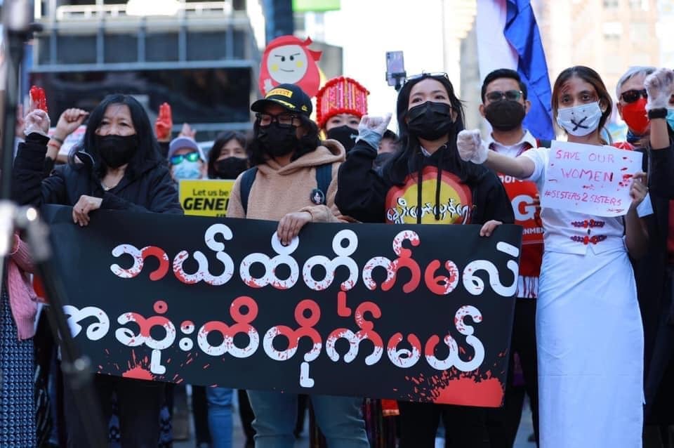 IrrawaddyNews's tweet photo. Myanmar people in New York gathered at the Times Square on May 1 to show their solidarity with #Myanmar’s National Unity Government and oppose the Myanmar regime. (Photo: Kyaw Soe Latt) https://t.co/oOOY6z01JL