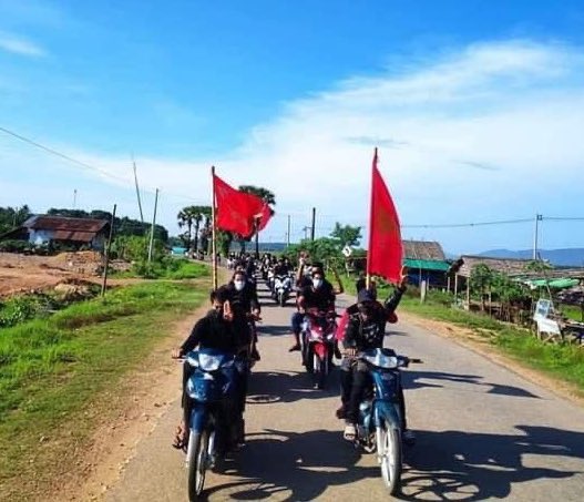 Motorcycle Strike against military regime on #GlobalSpringRevolutionDay by the residents from Kamyawkin Village in #Launglon, Tanintharyi! 

#May2Coup
#WhatsHappeningInMyanmar