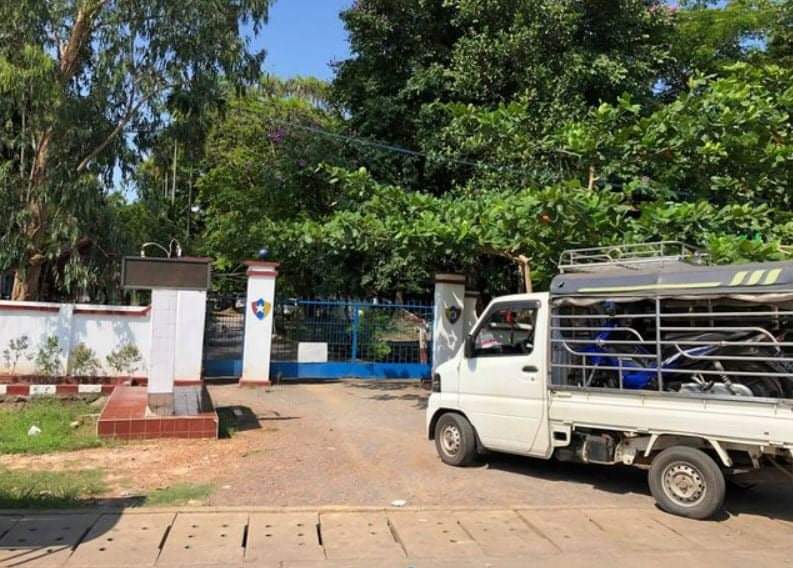 CherryBaygon's tweet photo. Breaking News 🚨
Eaindo strike in Kayin State Terrorists hijack motorcycles.
#WhatsHappeningInMyanmar  
#May2Coup #GlobalSpringRevolutionDay
#MilkTeaAlliance https://t.co/DqZ2o4DY4G